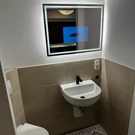 Doppelbett Suite, Naehe Messe Apartment